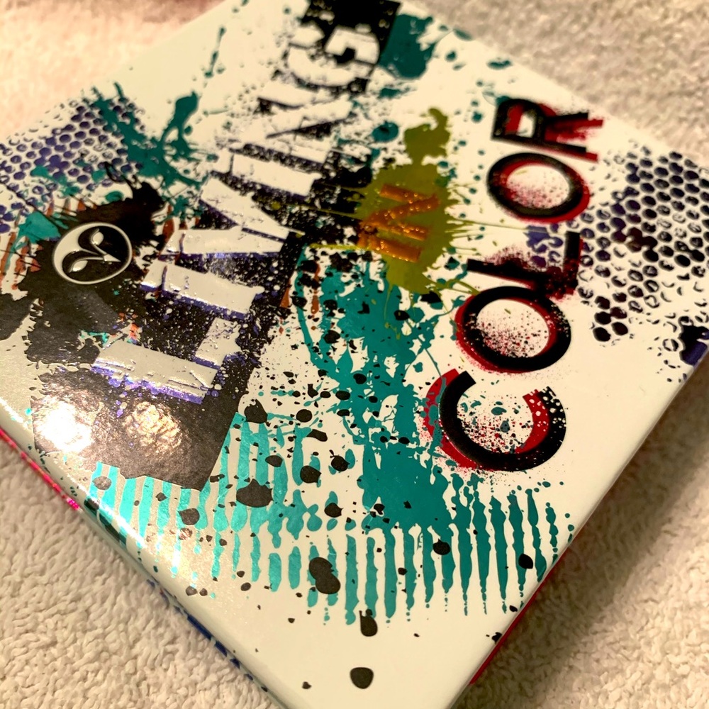 Living in color eyeshadow palette